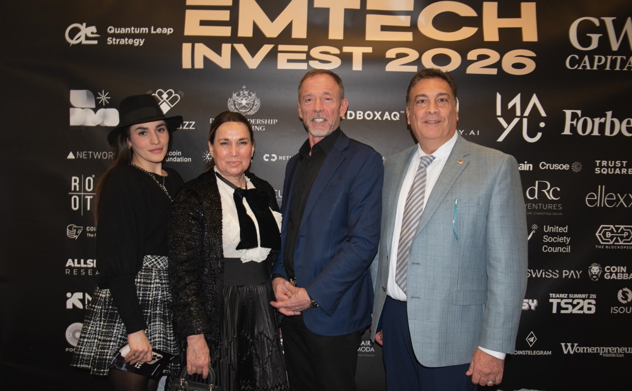 EmTech Invest — keynote сценография