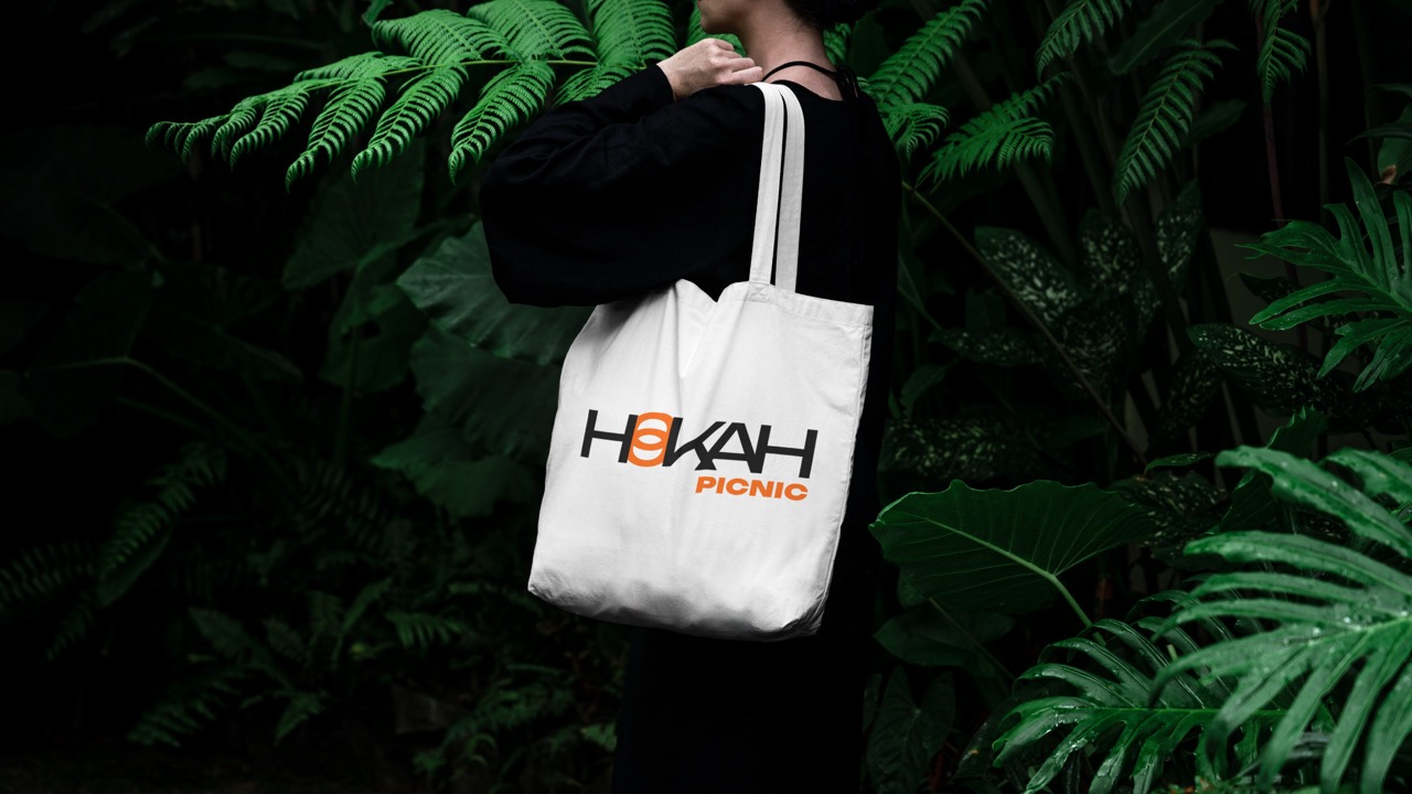 Человек с шоппером Hookah Picnic